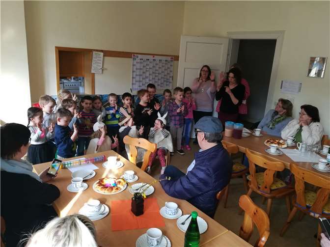 Die Großeltern besuchten die Kita und neben Spielen und Gesang stand auch ein gemeinsames Frühstück an. privat