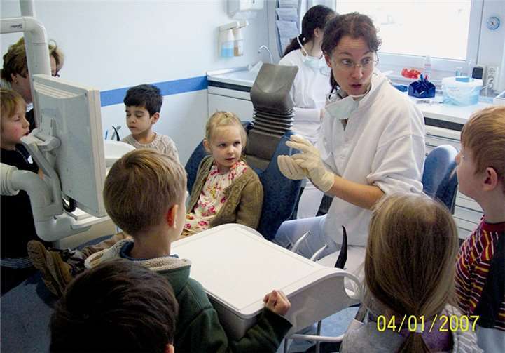 Die „Großen“ der Kita Wirbelwind erfahren, wie es in einer Zahnarztpraxis zugeht. privat