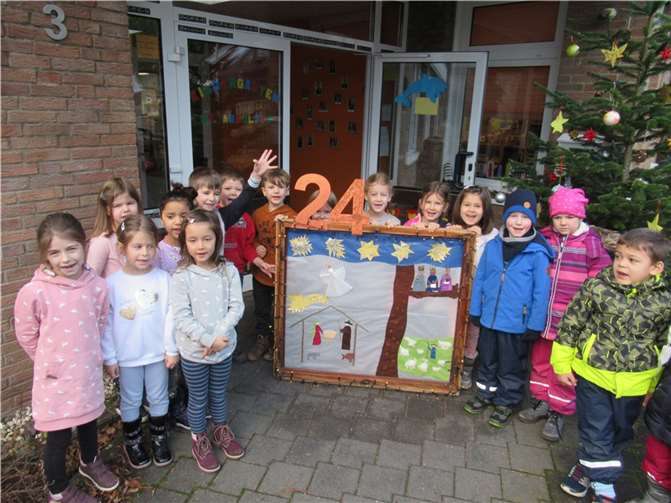 Die Großen der beiden Kindertagesstätten in Nickenich, Kita Lavazwerge und kath. Kita St. Arnulfus (Trägerschaft der Kath. KitagGmbH Koblenz) gestalteten gemeinsam das 24. Türchen der Adventsfenster.Foto: privat