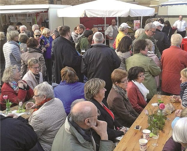 Die Großen erfreuten sich bei einem Gläschen Wein und den vielen Leckereien der Marktstände.privat