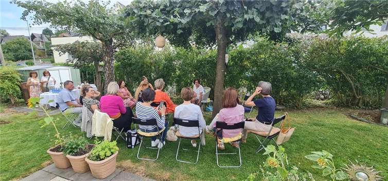 Spaziergang durch Gärten mit Lesungen der Gegenwartsliteratur Die Großmaischeider „LiteraTOUR 2025“ bot einen Spaziergang durchs Dorf, verbunden mit Literatur und Lesevergnügen. Foto: privat