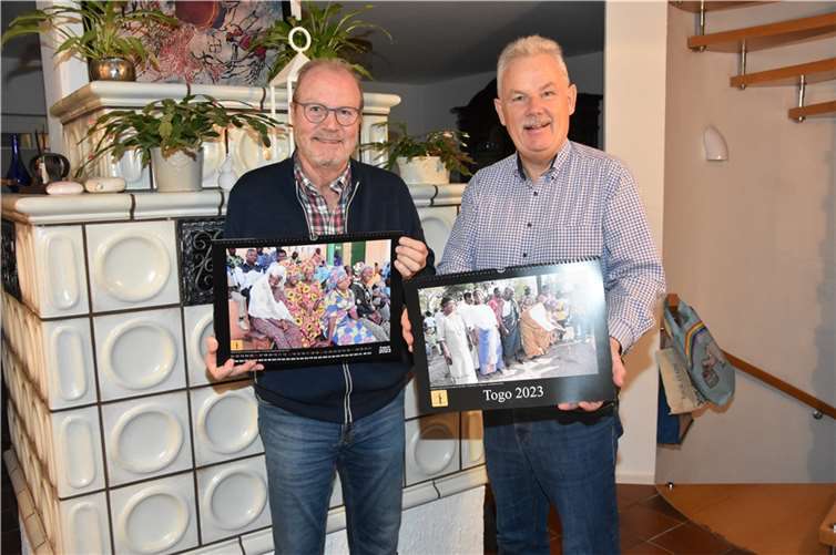 Die Gründer der Togohilfe, Michael Firmenich und Stefan Raetz präsentieren den Kalender für das Jahr 2023. Foto: EICH