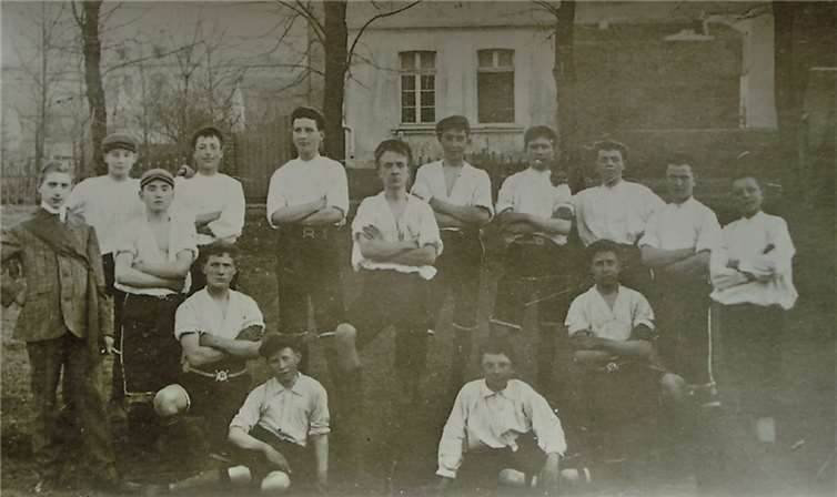 Die Gründungsmannschaft des Jahres 1907 mit dem Vorsitzenden Rudolf Zerlett (5. v. l.). privat
