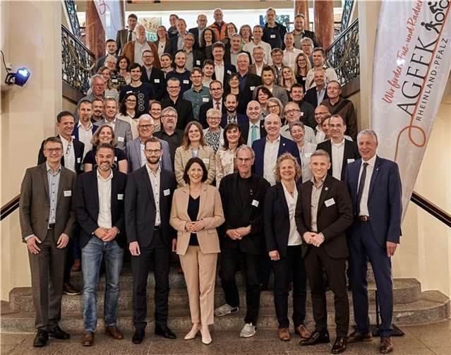 Die Gründungsmitglieder der AGFFK Rheinland-Pfalz, zusammen mit Ministerin Daniela Schmitt.  Foto: Gunther Schweigert