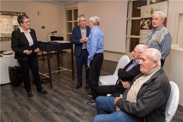 Die Gründungsmitglieder erhielten die goldene Ehrenmedaille.  Foto: Birgit Klein