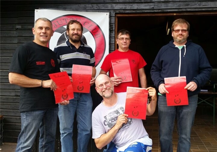 Die Gründungsmitglieder erhielten eine Urkunde für die 20-jährige Mitgliedschaft. privat