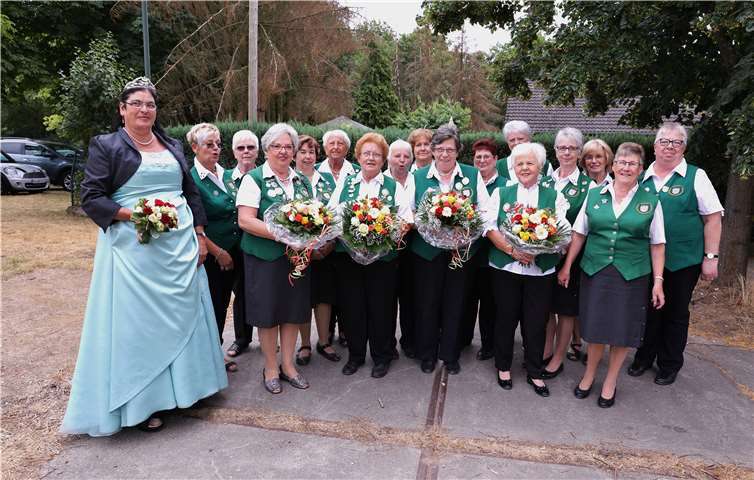 Die Gründungsmitglieder (mit Blumenstrauß, v.l.): Doris Krämer, Edeltraud Buckesfeld, Marianne Lülsdorf und Marianne Koenen. Foto: Alfred Eich