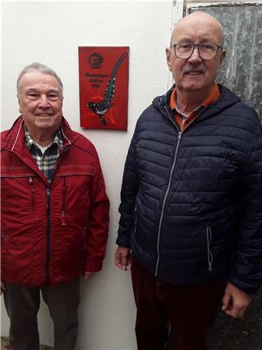 Die Gründungsmitglieder v.li. Hans Herber und Ferdi Müller mit der Wandkachel, die sie für ihren Einsatz für die AZ-Bundesschau 1975 in Koblenz erhalten haben. Foto: Renate Müller/Vogelfreunde Rhein-Lahn-Eck