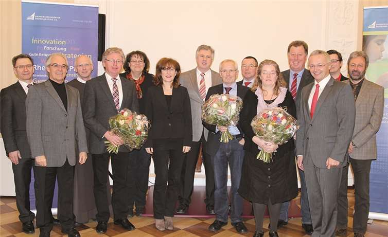 Die Gründungsmitgliederund der erstmals gewählte Vorstand des Kreisgesundheitsforums Neuwied e.V. (v. l.): Dr. Günter Merschbächer, Gerd Diehl, Bruder Ulrich Schmitz, Werner Grüber, Marita Ely, Dr. Susanne Brötz, Dr. Dieter Pöhlau, Dr. Walter Messerschmidt, Ernst Sonntag, Dr. Anja Meurer, Horst Rasbach, Achim Hallerbach, Robert Freisberg, Hans-Werner Neitzert. privat