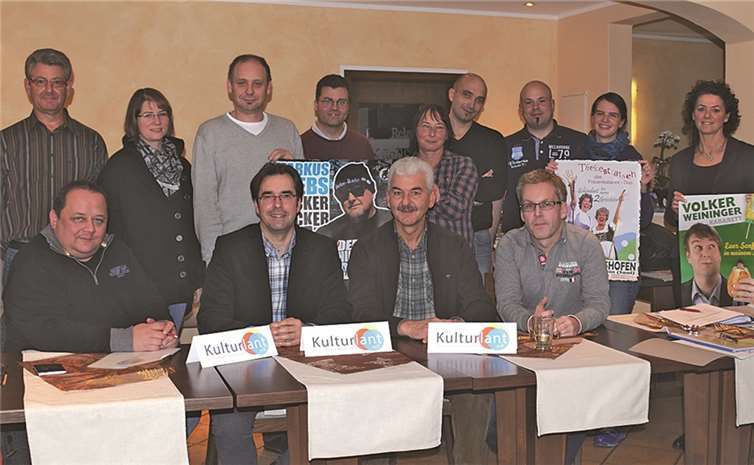 Die Gründungsversammlung bestellte (sitzend v.l.) Thomas Weber, Klaus Dünker, Hermann Efferz und Christoph Münch zu ihrem ersten geschäftsführenden Vorstand. Annette Dünker-Ulrich