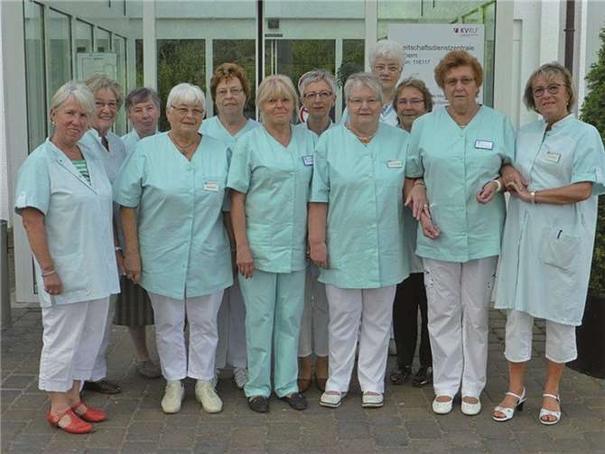 Die „Grünen Damen“ vor dem Marienkrankenhaus Cochem.privat