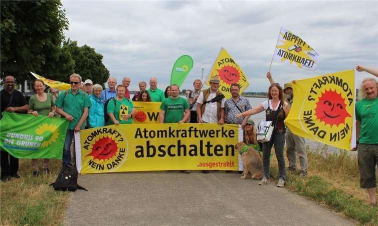 Die Grünen Mayen-Koblenz bei der trinationalen Menschenkette zur Abschaltung von Tihange und Doel im belgischen Oupeye an der Maas. privat