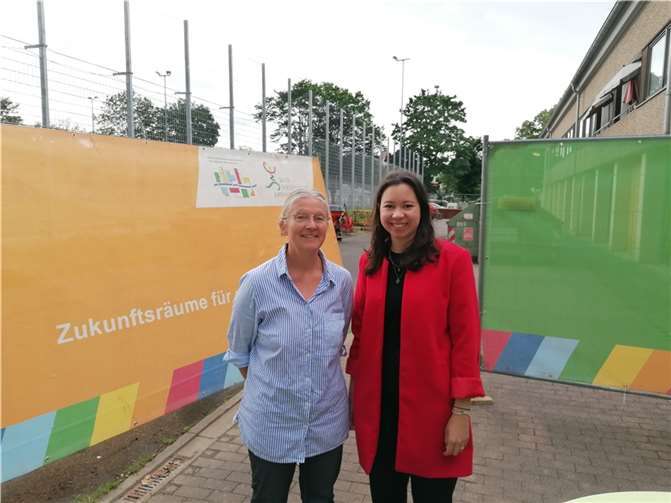 Die Grünen Stadträtinnen Birgit Stupp und Sarah Rößel im Apollinarisstadion.  Foto: privat