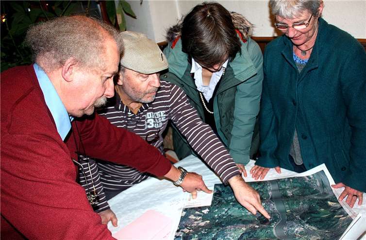 Die Grünen-Stadtratmitglieder (von links) Frank Bliss, Antonio Lopez und Karin Keelan sowie Ortsbeiratsmitglied Bettina Fellmer (zweite von rechts) müssen sich mit alten Plänen behelfen, weil die Stadtverwaltung die neuen Gutachten nicht rausrücken will. privat