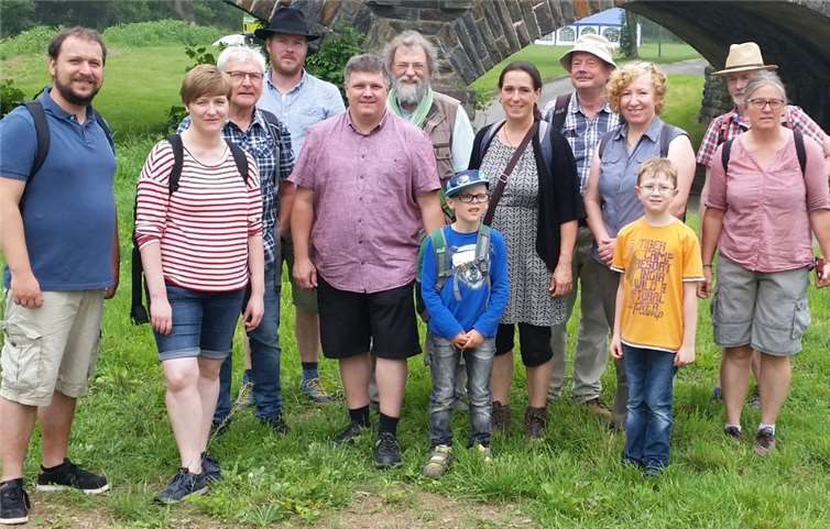Die Grünen Wandergruppe (v. l.) Christoph Scheuer, MdL Katharina Binz, Johannes Fuhrmann, Harm Sönksen, Rüdiger Fuhrmann, Klaus Puchstein und (v. r.) Birgit Stupp, Georg Schiffer.privat