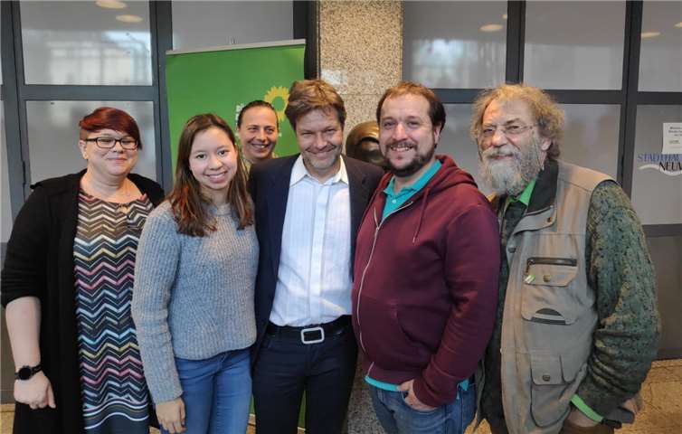 Die Grünen aus dem Kreisverband Ahrweiler trafen ihren Bundesvorsitzenden Robert Habeck bei der Landesdelegiertenversammlung in Neuwied. Foto: privat