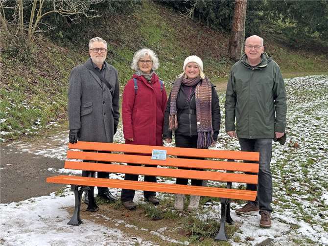 Die Grünen freuen sich über die neuen orangefarbenen Bänke als Zeichen gegen Gewalt in Sinzig, (v.l.): Ralf Urban, Ruth Pütz, Verena Örenbas und Hardy Rehmann.  Foto: Verena Örenbas