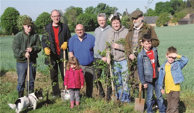 Die Grünen pflanzten gut 60 neue Bäume in Heimerzheim für die CO2-neutralen Karnevalszüge.privat
