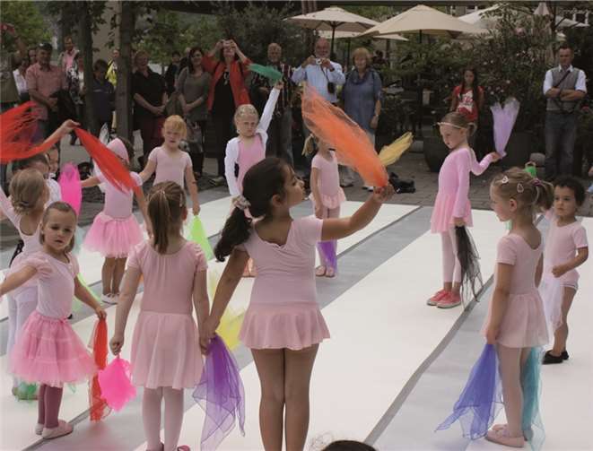 Die Grundlagen von Ballett erlernen die Kinder spielerisch. Privat