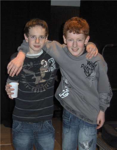 Die Grundschüler Alex Schrader (li.) und Dennis Ledermann, nachdem sie beim Schülerkonzert gemeinsam auf der Bühne standen.