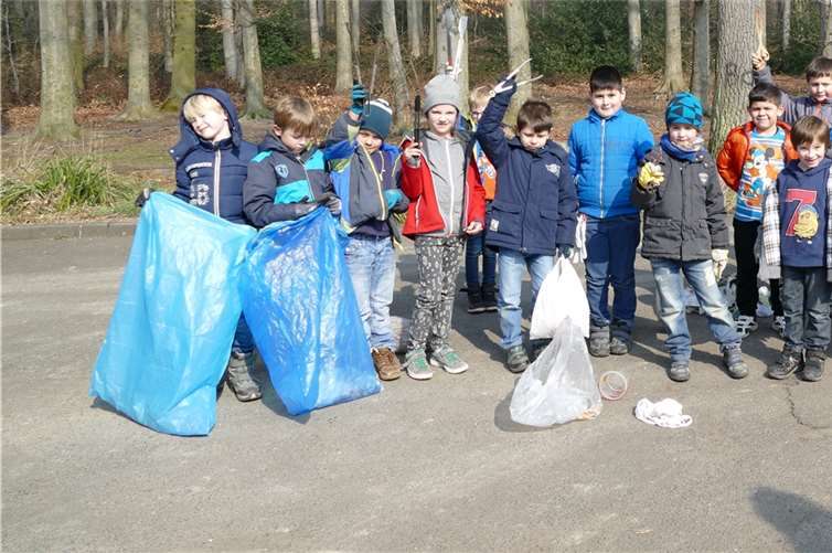 Die Grundschüler aus Adendorf engagierten sich im Umweltschutz und hatten viel Spaß bei der Aktion.CEW