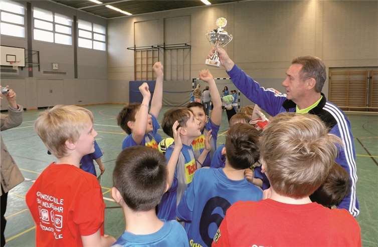 Die Grundschüler aus Bad Neuenahr umjubeln ihren Pokal. privat