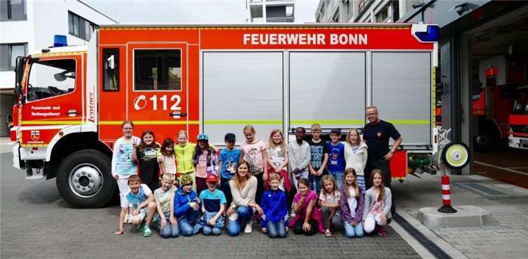 Die Grundschüler aus Saffig bei der Feuerwehr Bonn.Privat