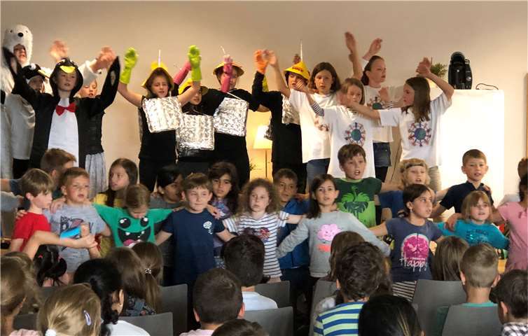 Die Grundschüler bei ihrem Musicalauftritt.privat