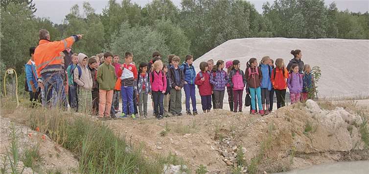 Die Grundschüler besichtigten das Kieswerk in Flerzheim.privat