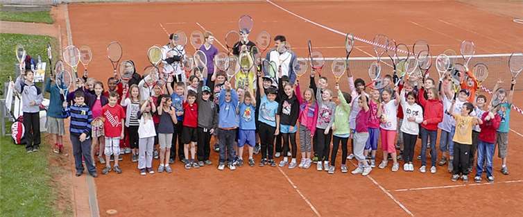 Die Grundschüler der KGS Meckenheim auf dem Tennisplatz des TST Merl hatten viel Spaß bei dem Schnuppertraining. privat