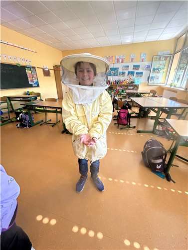 Die Stunde der Bienen Die Grundschüler durften selber einmal in die Imkerausrüstung schlüpfen.