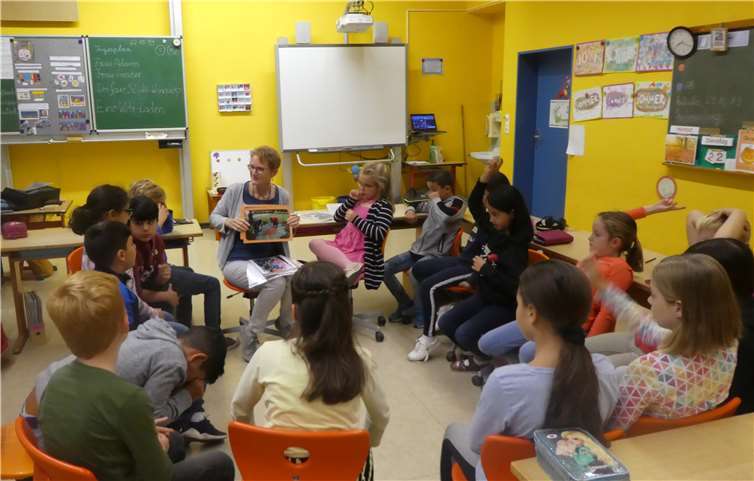 Über die Herstellungskette eines alltäglichen Produktes Die Grundschüler können nun selbst erkennen, welche Produkte für gerechte Arbeitsbedingungen ohne Kinderarbeit stehen. Foto: privat