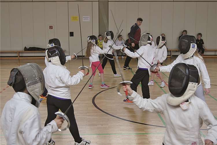 Die Grundschüler üben erste grundlegende Schrittpositionen.privat