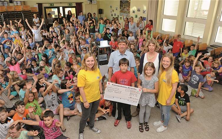 Die Grundschüler übergaben stolz den Scheck über 5.099,85 Euro an die „Aktion Tagwerk“. FIX