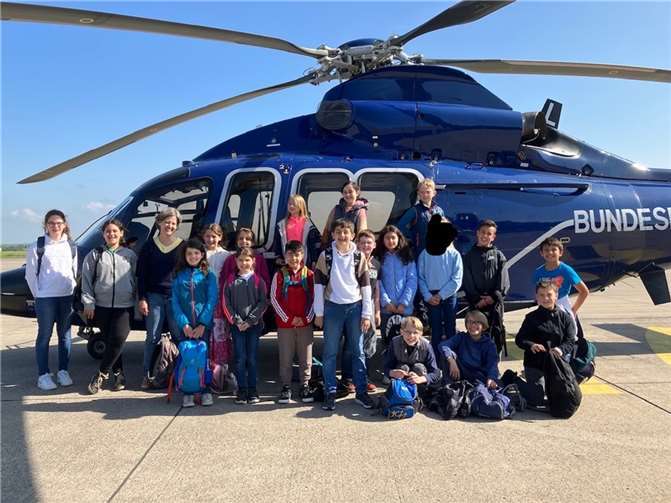 Die Grundschüler waren auf spannender Exkursion zum Hubschrauberlandeplatz der Bundespolizei. Quelle: Grundschule Unkel