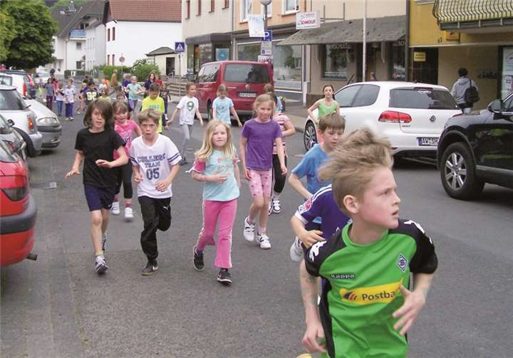 Die Grundschüler wurden beim Spendenlauf von Eltern und Lehrern tatkräftig unterstützt. AB