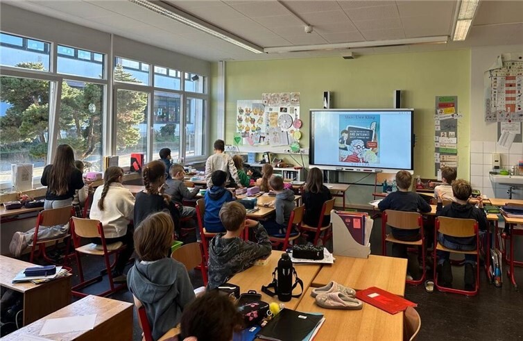Die Grundschülerinnen und Grundschüler fiebern einer spannenden Geschichte am Bundesweiten Vorlesetag entgegen. Foto: Stadt Meckenheim