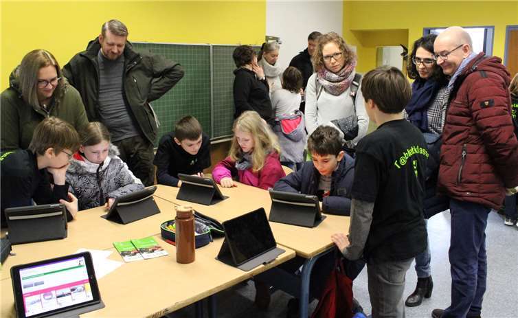 Die Grundschülerinnen und -schüler hatten die Gelegenheit, einen Tabletführerschein zu erwerben.