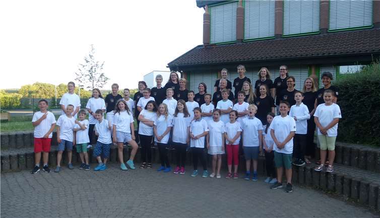 Die GrundschulabsolventInnen, die Lehrerinnen und alle MitarbeiterInnen der Grundschule erhielten ein T-Shirt von der Ortsgemeinde St. Katharinen. Fotos: privat