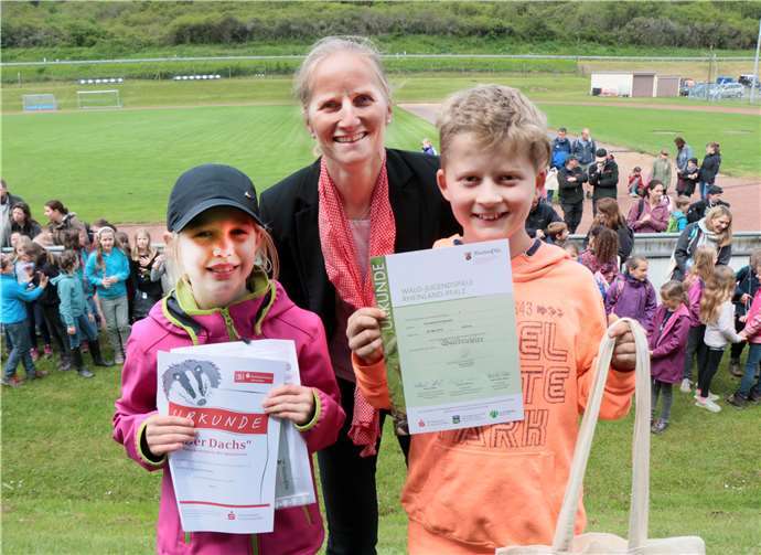 Die Grundschule Altenahr bekam auch den Kreativpreis der Kreissparkasse aus den Händen von Sandra Kasper überreicht.