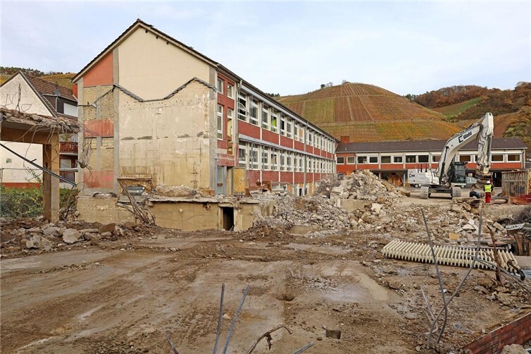 Die Grundschule Dernau wurde mittlerweile zurückgebaut. Wie dort und an den weiteren Schulen und Kitas entlang der Mittelahr der aktuelle Sachstand im Wiederaufbau ist, erfahren Teilnehmende während einer Online-Informationsveranstaltung am 10 Juni. 2026. (Symbolfoto)