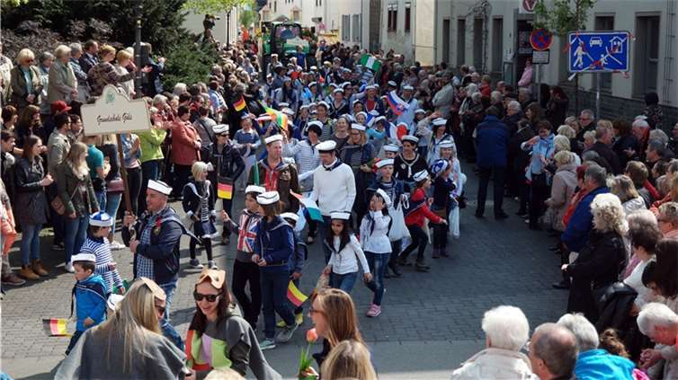 Die Grundschule Güls wählte dieses Jahr das Motto „Zauberblüten aus aller Welt“....