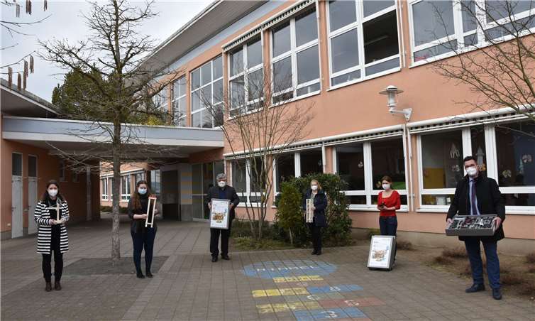 Die Grundschule Heddesdorfer Berg freut sich, schon bald mit der „KiTec“-Kiste zu arbeiten. V.r.n.l.: Peter Jung (Bürgermeister der Stadt Neuwied), Gerhild Löbker (Schulleiterin an der Grundschule Heddesdorfer Berg), Laura Schaaf (kommunale Bildungsmanagerin/Bildungsmonitorerin), Michael Mahlert (1. Kreisbeigeordneter), Indra Günster und Kristin Koch (Lehrerinnen an der Grundschule Heddesdorfer Berg).Foto: Kreisverwaltung