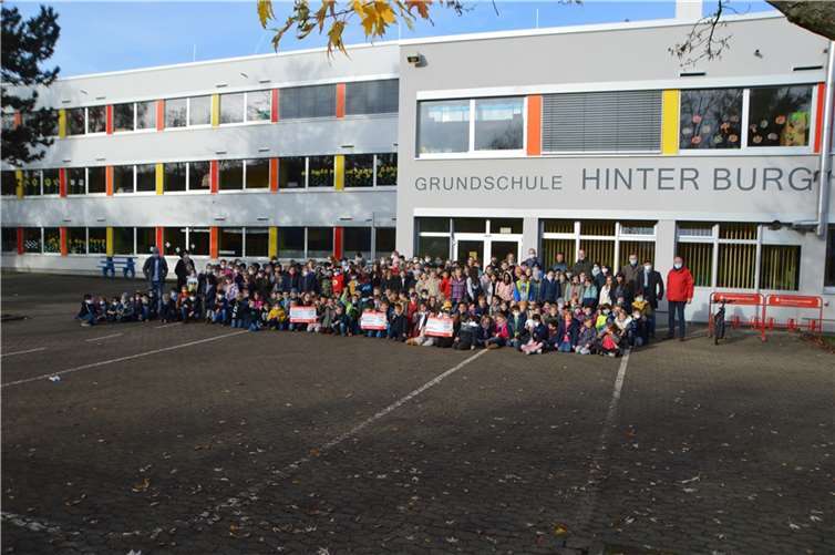 Die Grundschule Hinter Burg überreicht Spendenschecks an die Wildvogelstation Kirchwald, Mus-e Deutschland e.V. und an Mayener helfen Mayenern. Foto: Jacqueline Blang/ Stadt Mayen