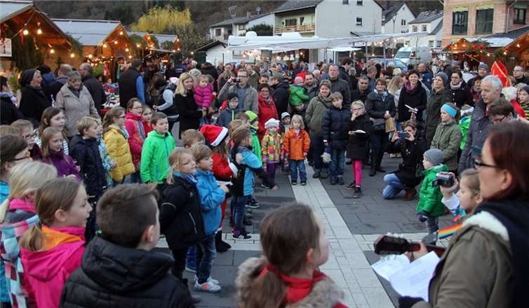 Die Grundschule (Klassen 1 und 4) singen und musizieren für den Nikolaus.