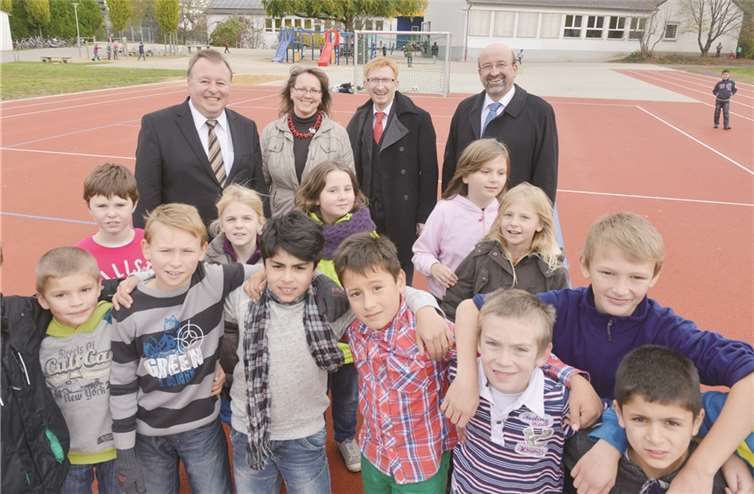Die Grundschule Kripp bietet ihren Schülern moderne Spiel- und Sportanlagen, wovon sich Dr. Jürgen Pföhler (hinten v.li.), Doris Rheindorf, Heinz-Peter Hammer und Herbert Georgi überzeugten. KV-AW