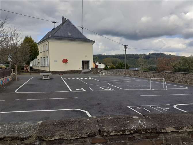 Die Grundschule Langenfeld will ihren versiegelten Schulhof nachhaltig verschönern und begrünen. Grüne Inseln sollen den Schulhof in einen Ort der Ruhe und Entspannung verwandeln. Hiervon soll auch die Natur profitieren.Foto: Kreisverwaltung MYK
