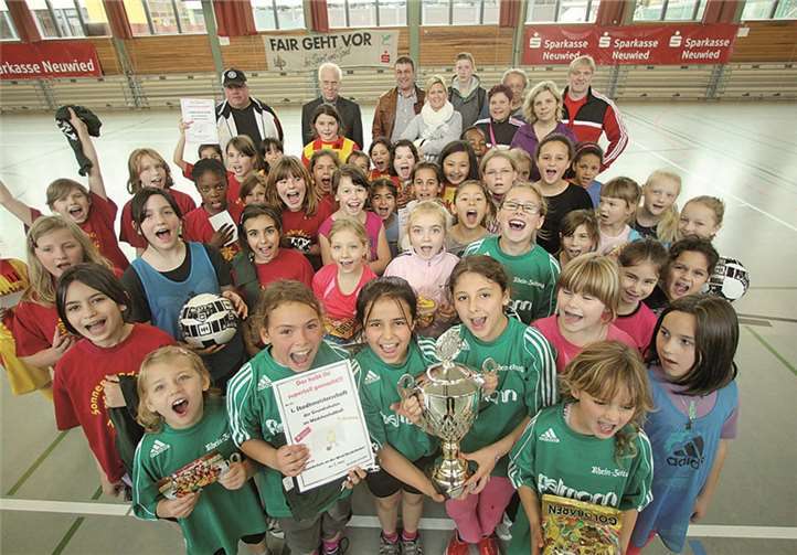 Die Grundschule Niederbieber holte sich im abschließenden Siebenmeterschießen den Titel. privat