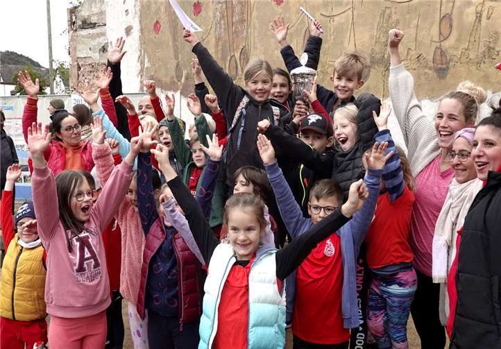 Die Grundschule Unkel holt den Schulpokal. Foto: Rudolf Weichsel