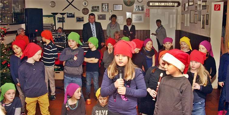 Die Grundschulkinder begeisterten mit ihrem Auftritt die Senioren.